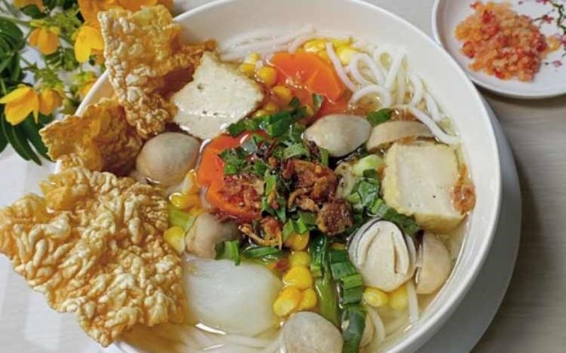 Bát canh chua chay hấp dẫn với hương vị đậm đà