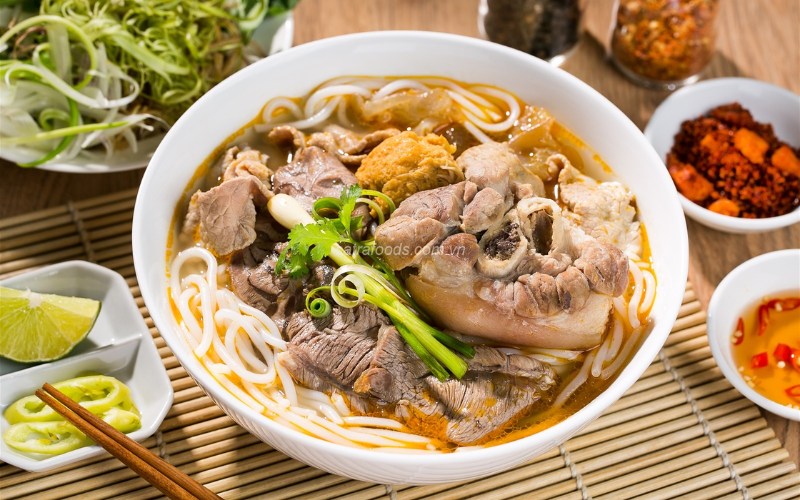 Một bát bún bò đúng điệu sẽ có gân, giò heo, thịt bò thái mỏng cùng chút ruốc Huế đặc trưng