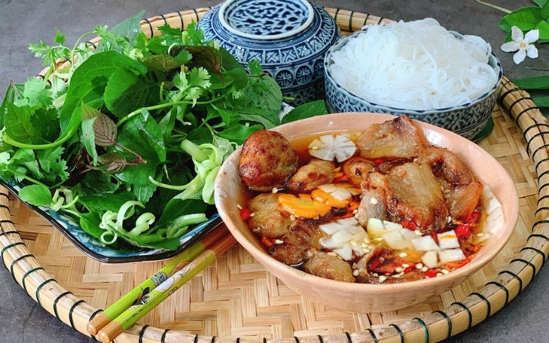 Bún chả là sự hòa quyện hoàn hảo của thịt nướng và nước chấm