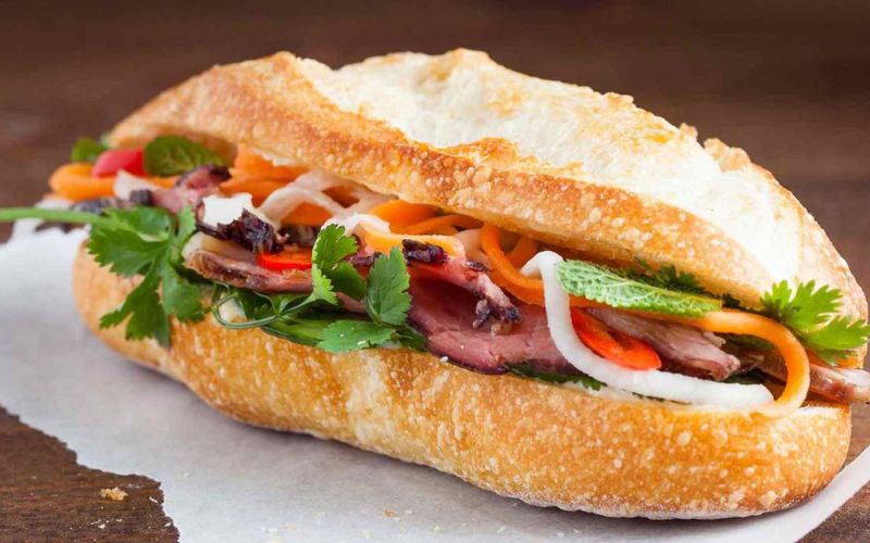 Món bánh mì Sài Gòn là biểu tượng ẩm thực đường phố Việt Nam