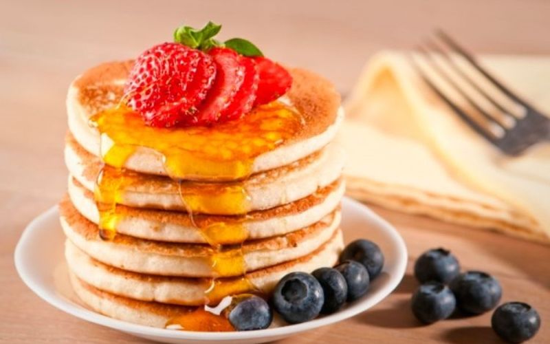 Pancake mềm mịn kết hợp trái cây tươi cho bữa sáng hoàn hảo