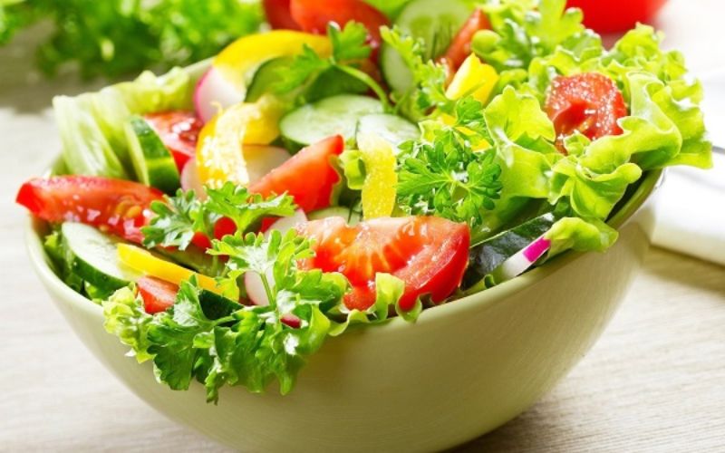 Salad rau củ và protein nhẹ nhàng mà vẫn đủ chất cho ngày mới