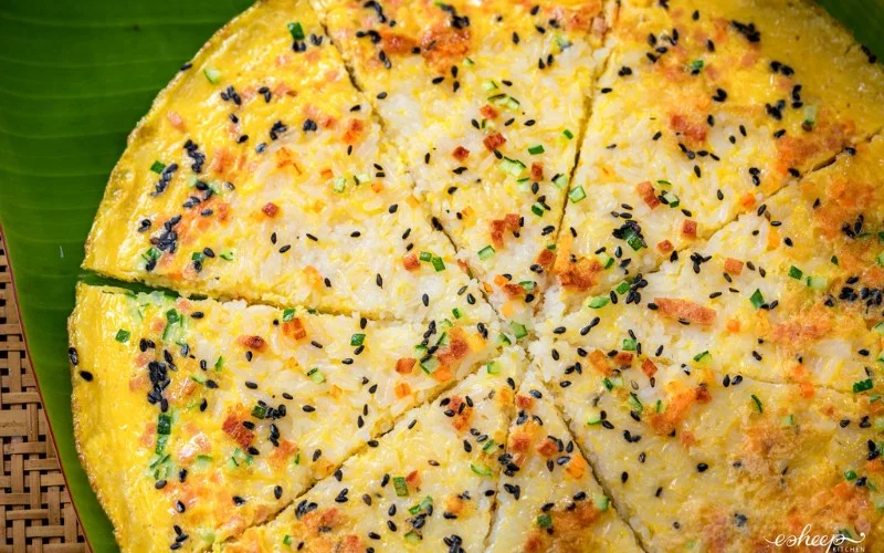 Sáng tạo với pizza từ cơm nguội, lớp phô mai tan chảy và topping hấp dẫn