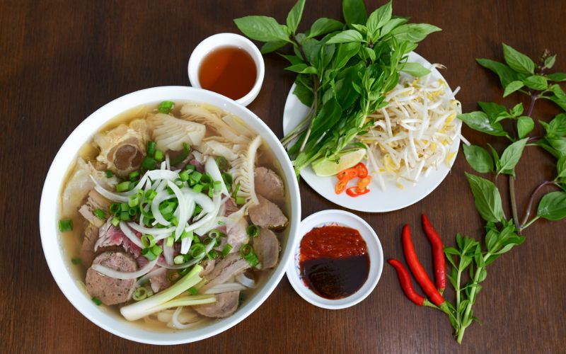 Tô phở Hà Nội nóng hổi đậm đà vị truyền thống