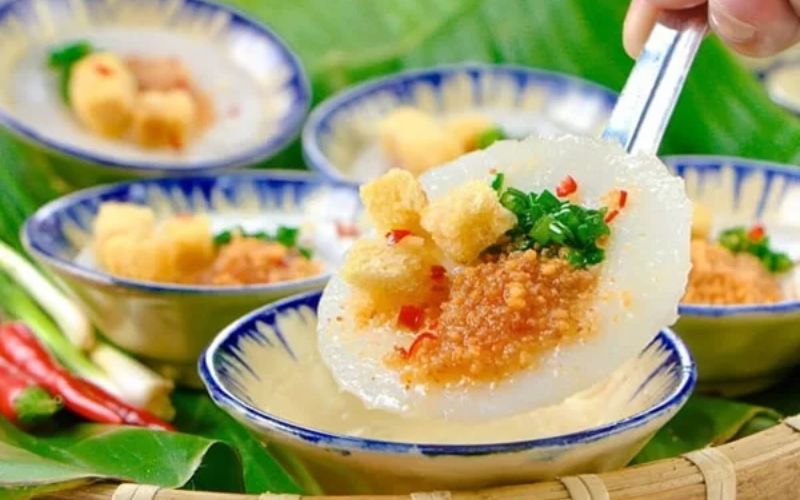 Bánh bèo dân dã nhỏ xinh phủ đầy tôm cháy