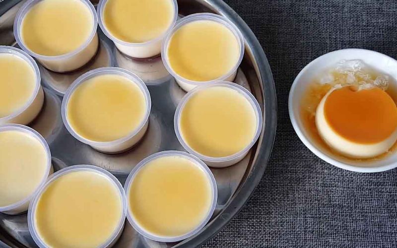 Bánh flan mịn béo sau khi hấp chín để nguội