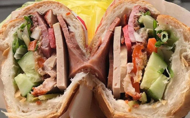 Bánh mì Sài Gòn với nhân đầy ắp