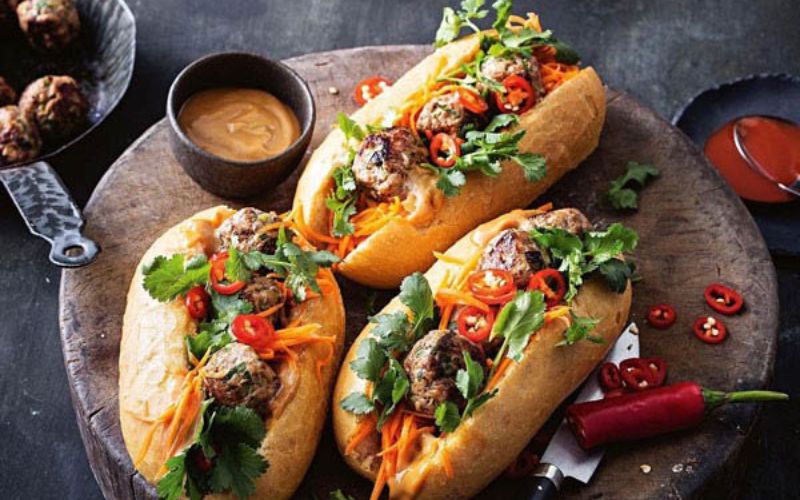 Bánh mì Việt Nam giòn rụm đầy ắp nhân tươi ngon