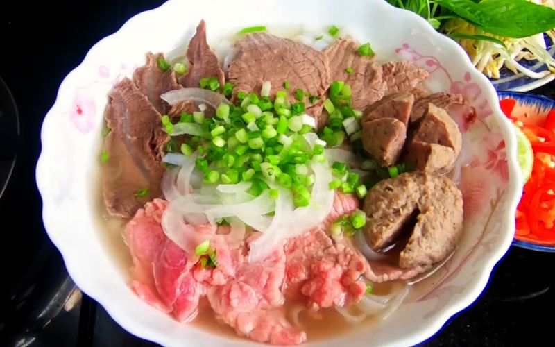 Bánh phở mềm mịn ăn cùng thịt bò tươi