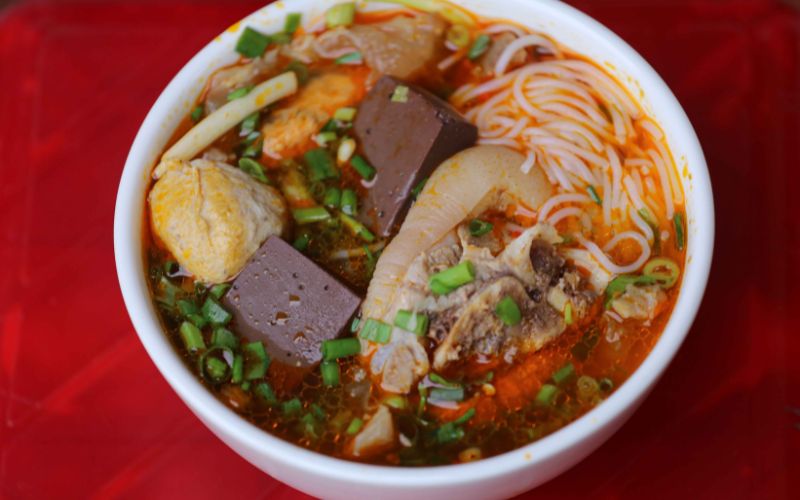 Bát bún bò Huế nóng hổi đậm chất truyền thống