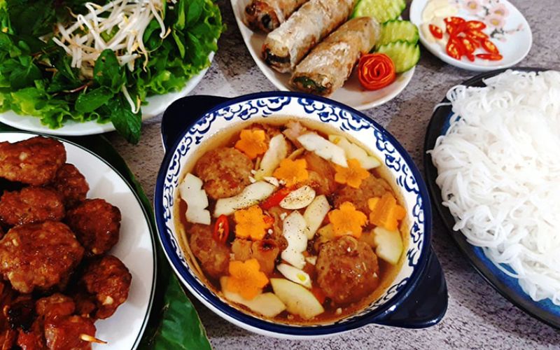 Bát bún chả chan đầy đủ cho bữa trưa ngon miệng