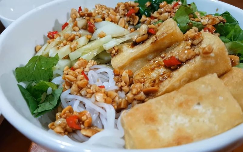 Bát bún trộn đầy đủ sắc màu hấp dẫn