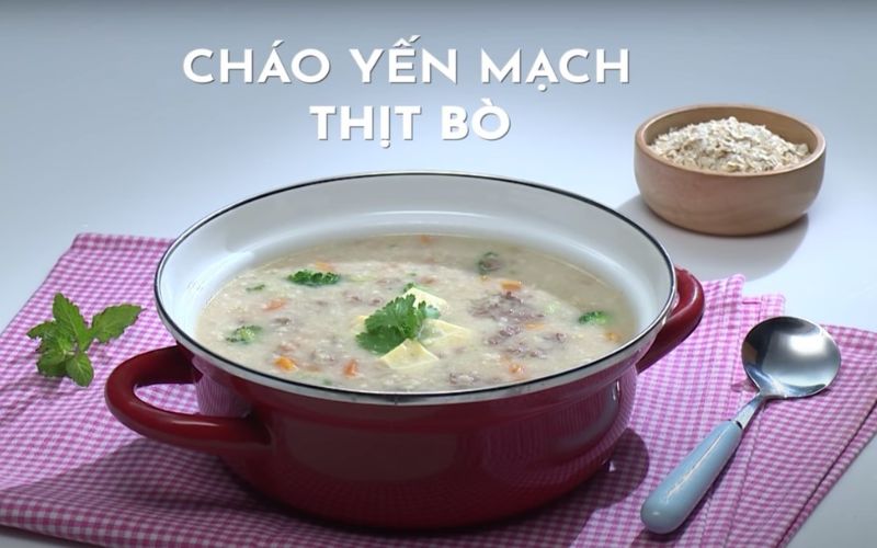 Bé 2 tuổi ăn cháo yến mạch thơm ngon