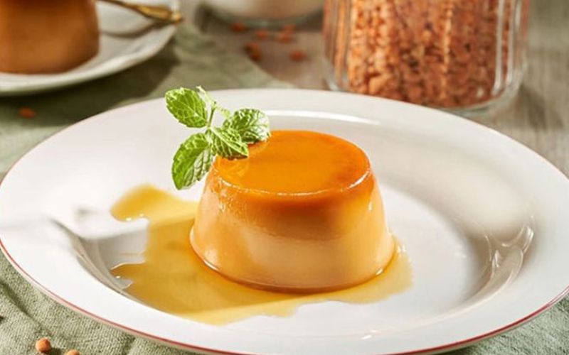 Bé yêu hào hứng với bữa xế ngon miệng cùng bánh flan