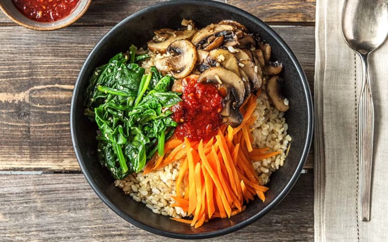 Bibimbap chay Hàn Quốc với rau củ và sốt đậm đà