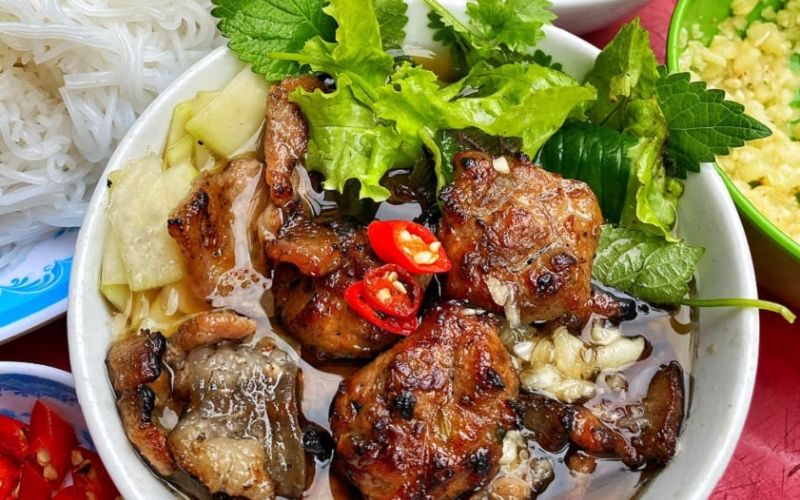 Bún chả chan nóng hổi với nước dùng đậm đà