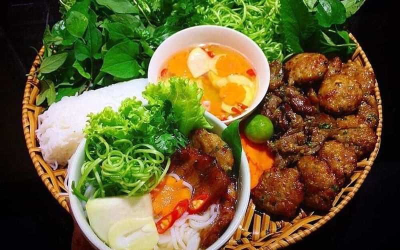 Bún chả Hà Nội thơm ngon hấp dẫn trong từng miếng chả