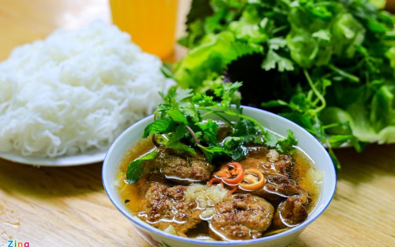 Bún chả Hàng Mành với thịt nướng thơm ngon hấp dẫn