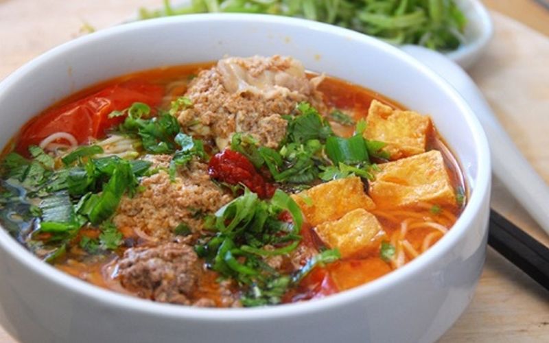 Bún riêu cua béo ngậy với nước dùng chua thanh