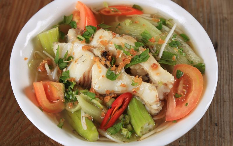 Canh chua cá lóc chua thanh và dễ nấu