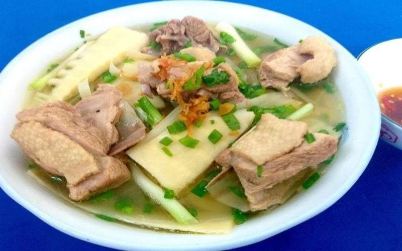 Canh măng chua nấu vịt hấp dẫn với hương vị chua nhẹ khó cưỡng