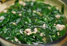 Canh thịt bằm rau cải mang vị ngọt tự nhiên bé dễ ăn