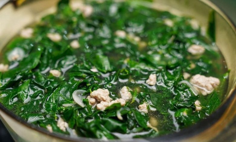 Canh thịt bằm rau cải mang vị ngọt tự nhiên bé dễ ăn
