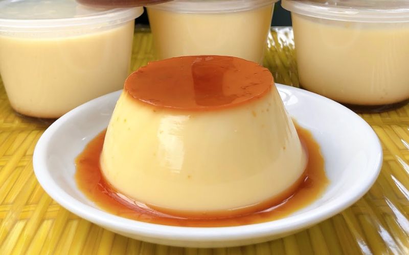 Caramel vàng óng ánh tạo lớp đáy hoàn hảo cho bánh