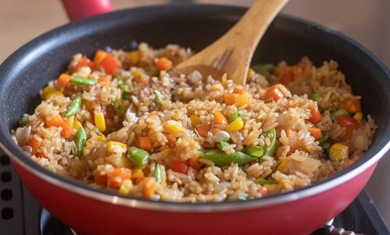 Cơm chiên rau củ giòn ngon và dễ làm tại nhà