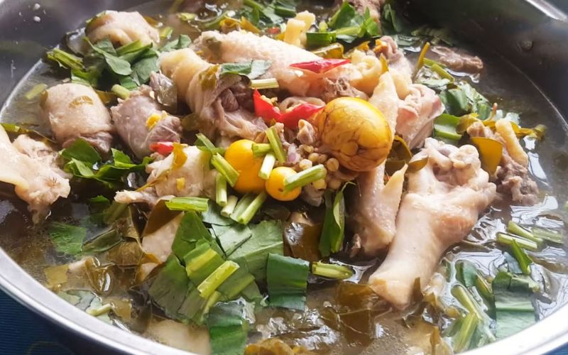 Món gà nấu lá giang chua thanh hấp dẫn