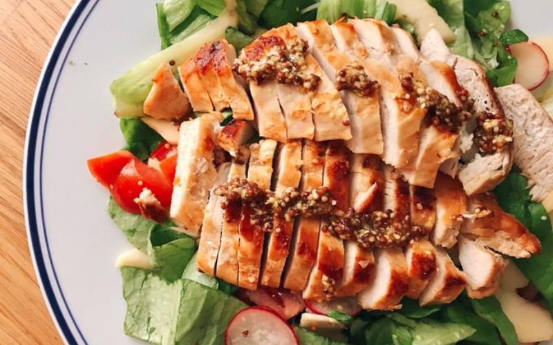 Món salad gà áp chảo, sự lựa chọn lành mạnh cho buổi trưa