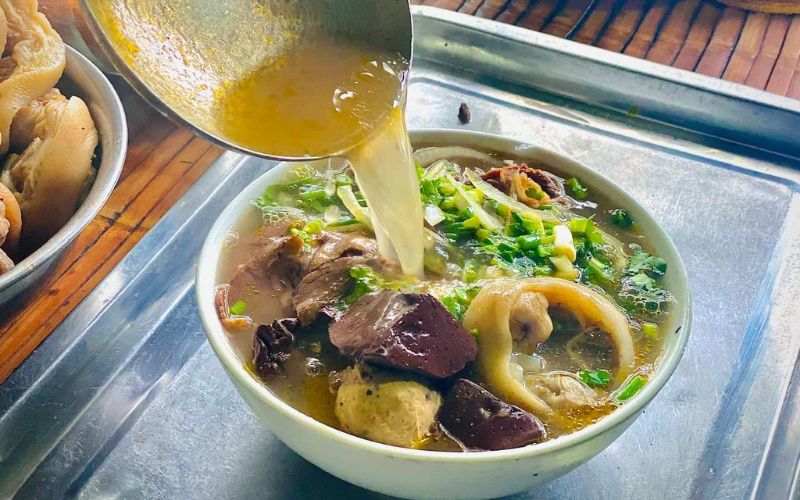 Một bát bún bò Huế nóng hổi đầy đủ topping