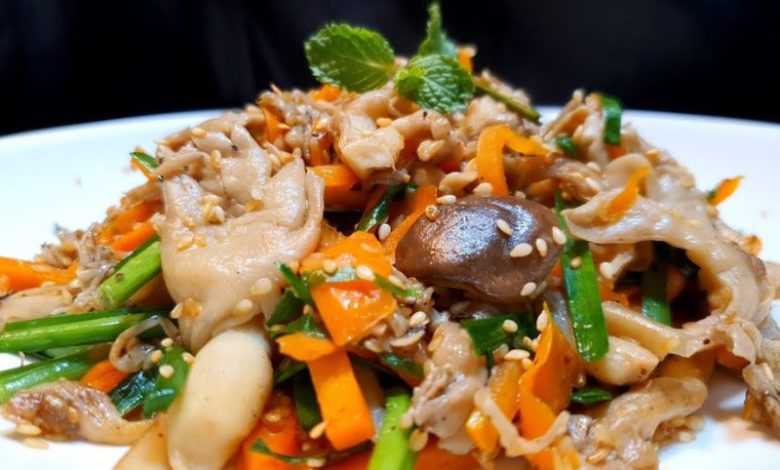 Nấm xào thập cẩm thanh đạm nhưng không kém phần ngon miệng
