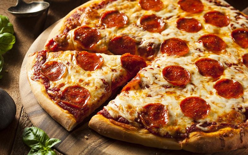 Pizza Ý nướng vàng với lớp phô mai béo ngậy