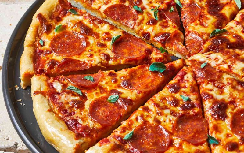 Pizza Ý với lớp phô mai tan chảy và đế bánh giòn rụm