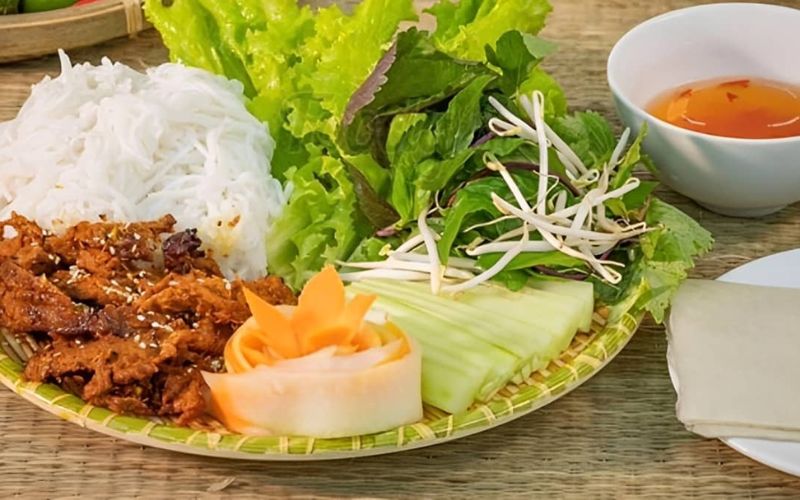 Rau sống sạch sẽ tươi xanh cho món bún chả thêm ngon