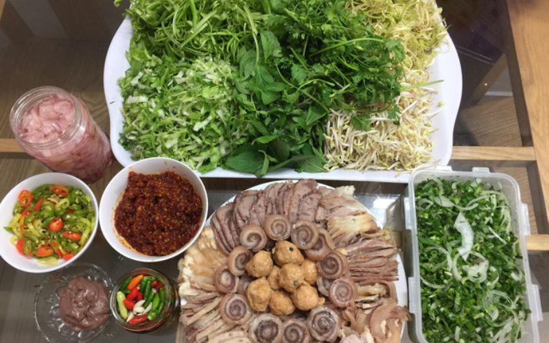 Rau sống xanh mát ăn kèm bún bò Huế