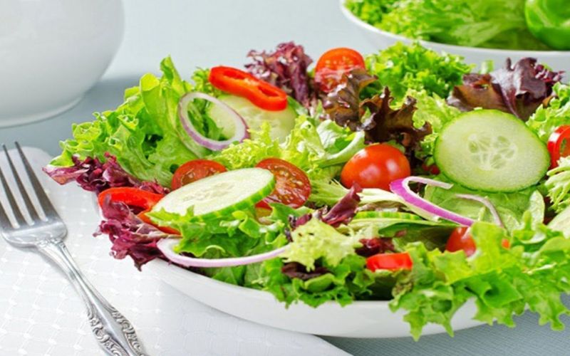 Salad rau củ đầy màu sắc giúp bữa ăn thêm hấp dẫn