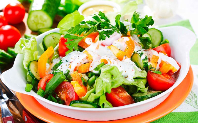 Salad trái cây nhiệt đới đầy màu sắc và dinh dưỡng