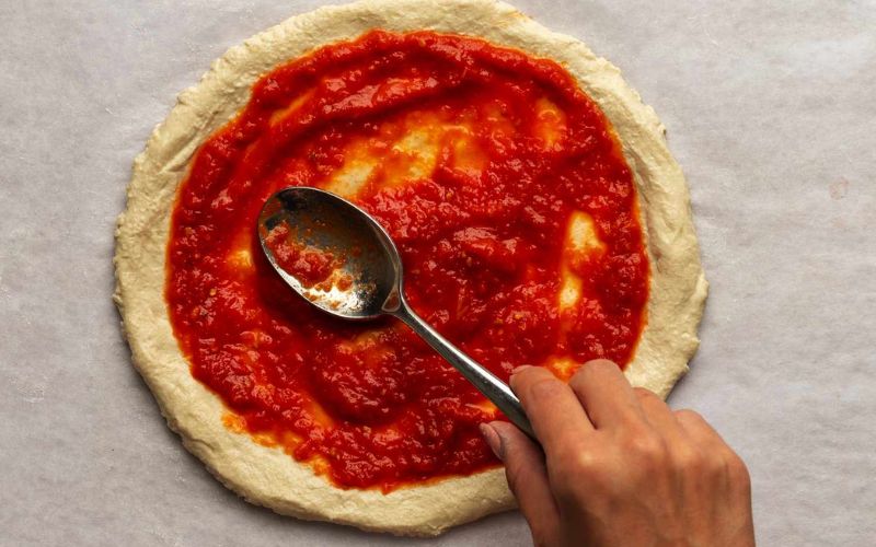 Sốt cà chua đậm đà là linh hồn của chiếc pizza