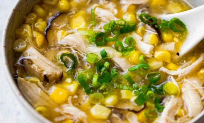 Súp gà nóng hổi thơm ngon vừa nấu xong