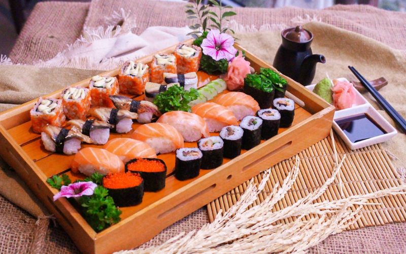 Sushi Nhật Bản tinh tế kết hợp hải sản tươi ngon