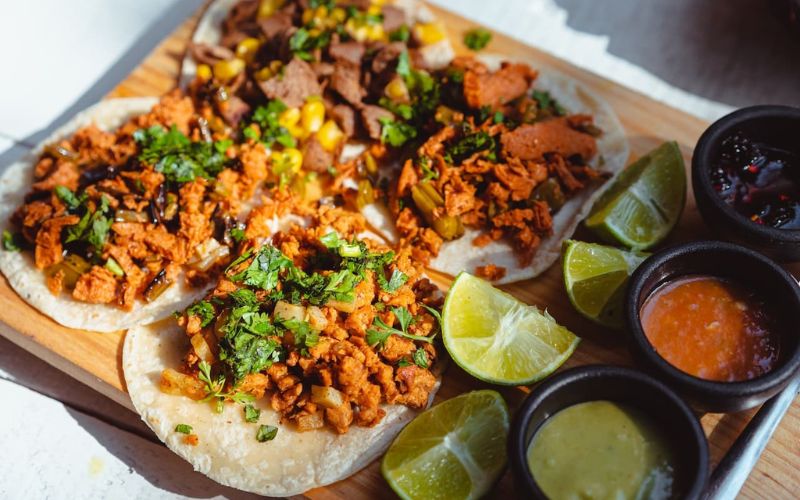 Tacos Mexico hấp dẫn với nhân thịt và rau tươi ngon