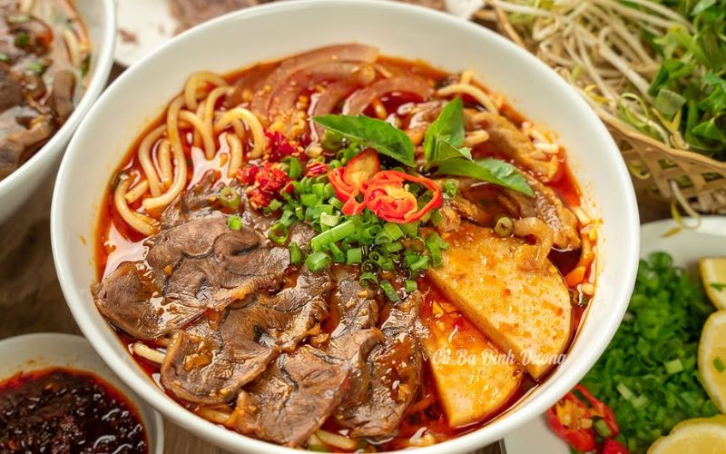 Thưởng thức bún bò Huế nóng hổi hấp dẫn ngay tại nhà