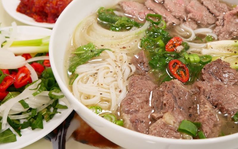 Tô phở bò nóng hổi đầy đủ hương vị