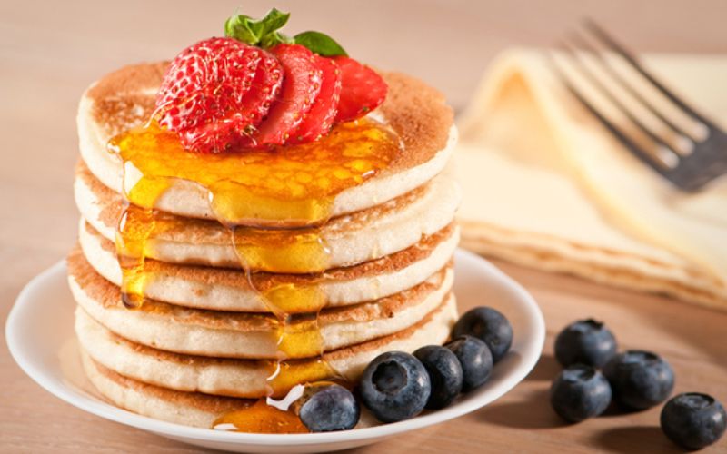 Trái cây tươi là topping hoàn hảo cho pancake