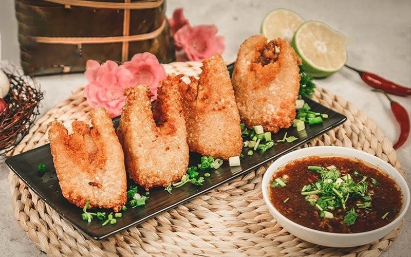 Bánh chưng rán giòn rụm vàng ươm đầy hấp dẫn