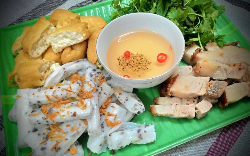 Bánh cuốn Thanh Trì mềm mịn ăn kèm nước mắm pha nhẹ