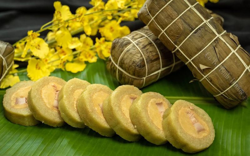 Bánh tét được buộc lạt chắc tay đảm bảo không bị bung