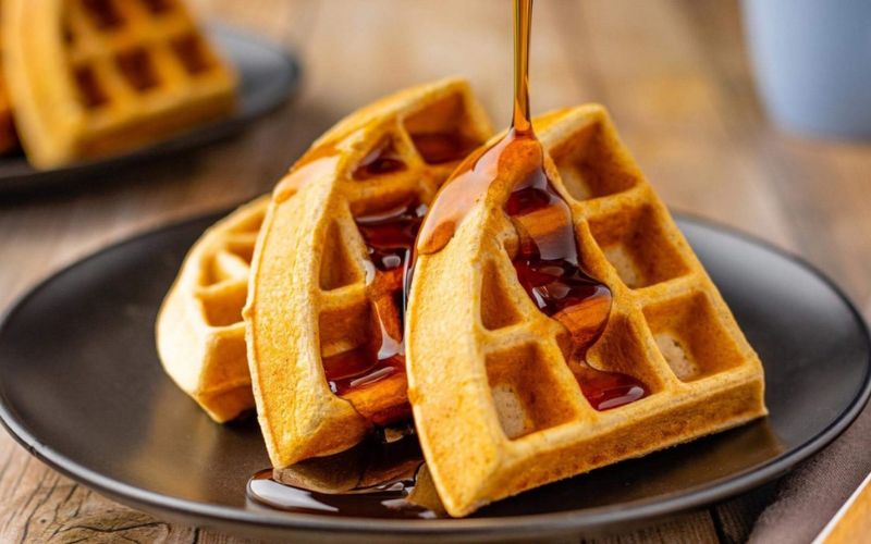 Bánh waffle ngọt ngào ăn kèm sốt socola và kem tươi